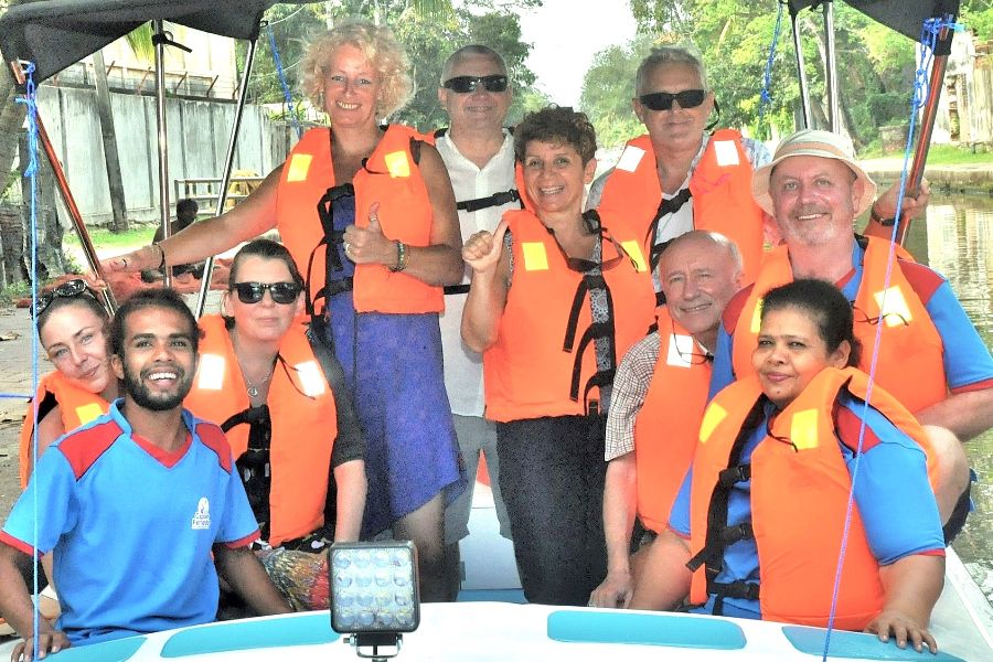 7. 2-hour motorboat tour @.JPG